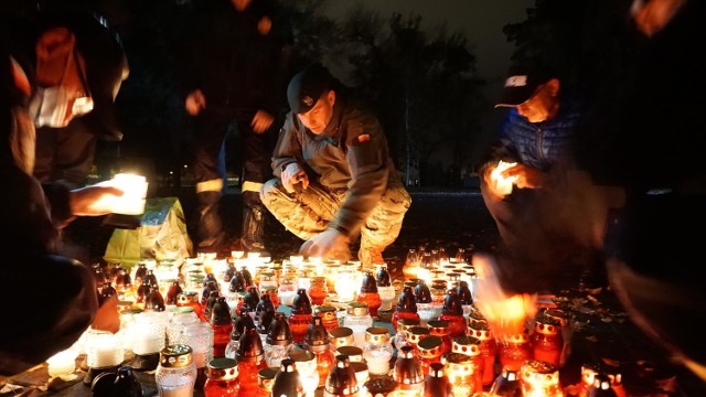 Lubliniec. Wojskowi, strażacy i harcerze zapalili znicze na Cmentarzu Wojskowym