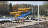 Prace przy basenie na Kani w Opatowie opóźnione. Otwarcie 1 czerwca 2024 roku. Co jest zrobione? Zobacz zdjęcia i film 