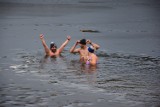 Bieganie w Krępkowicach zakończyli lodowatą kąpielą [WIDEO]