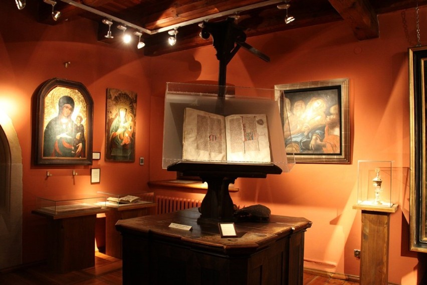 Poszczególne pomieszczenia muzeum diecezjalnego z eksponatami.