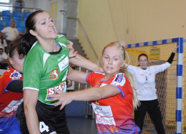 W meczu z mistrzyniami Polski z MKS Lublin (na zielono) piłkarki Sambora Tczew (na czerwono) toczyły zacięty bój na każdym metrze parkietu.
