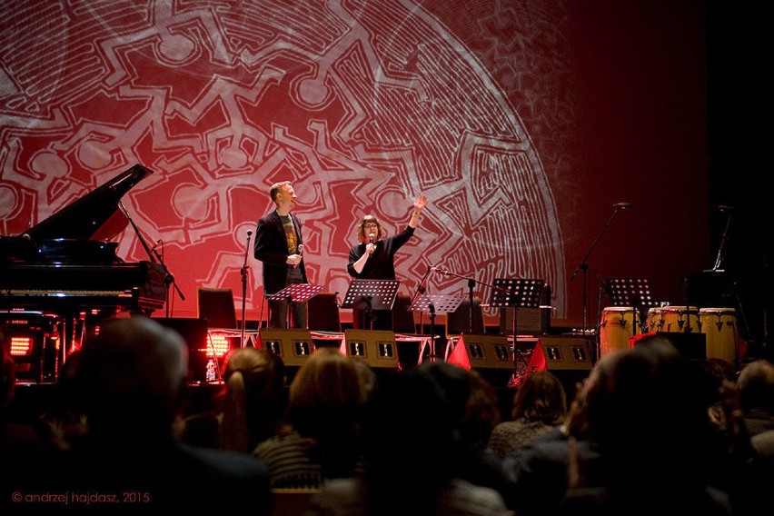 Koncert został zapowiedziany przez Lauren Deutsch i Eryka...