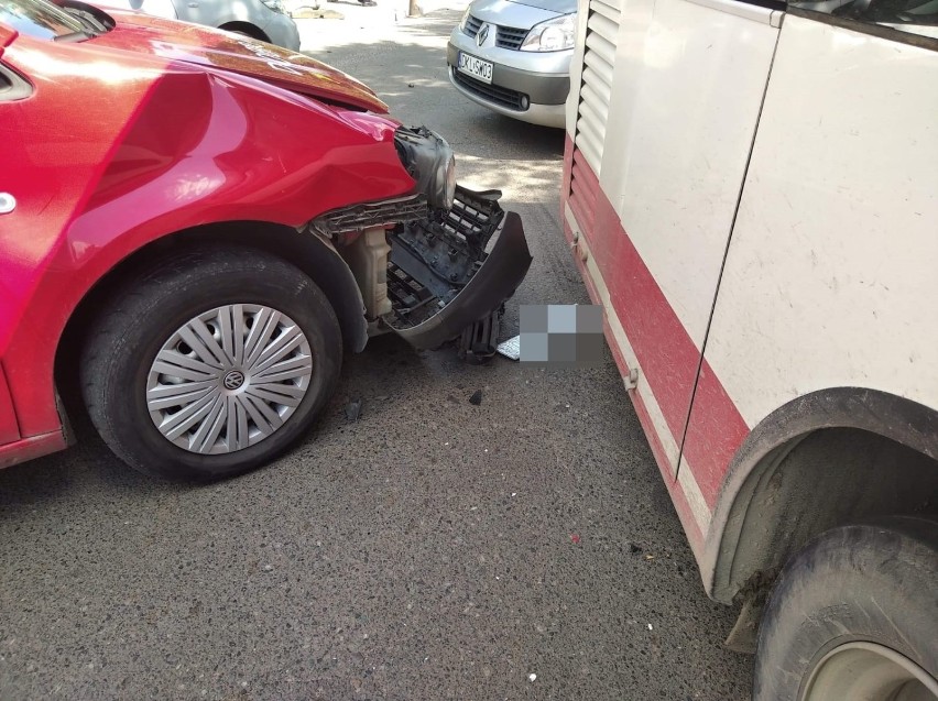 Wypadek autobusu pod Siechnicami. Kobieta w ciąży trafiła do szpitala [ZDJĘCIA]