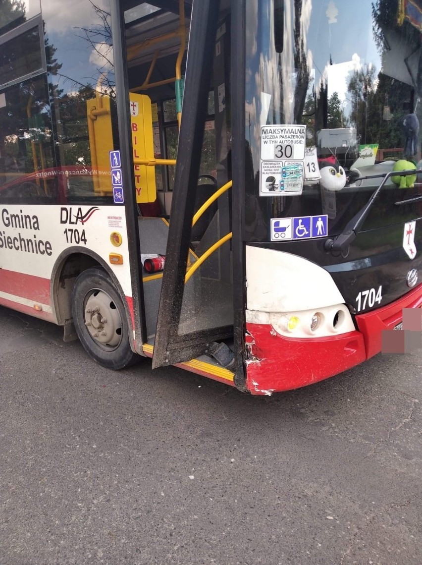 Wypadek autobusu pod Siechnicami. Kobieta w ciąży trafiła do szpitala [ZDJĘCIA]