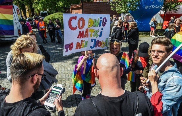 W pierwszym w mieście "Marszu Równości" wzięło udział około 2,5 tysiąca osób.