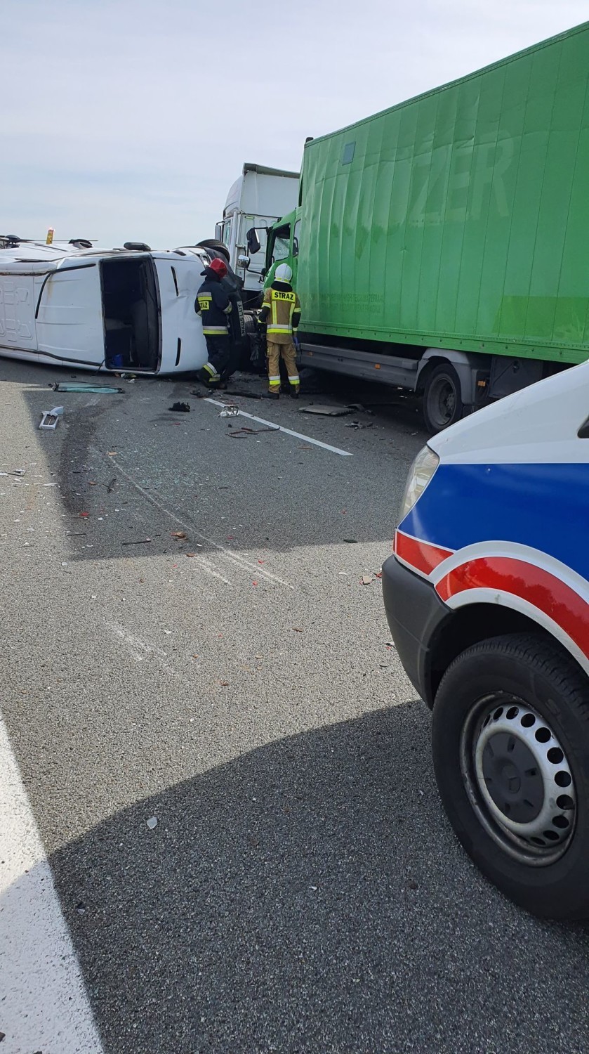 Karambol na autostradzie A2 w miejscowości Kowalewek, gmina Rzgów. Czterem osobom poszkodowane 