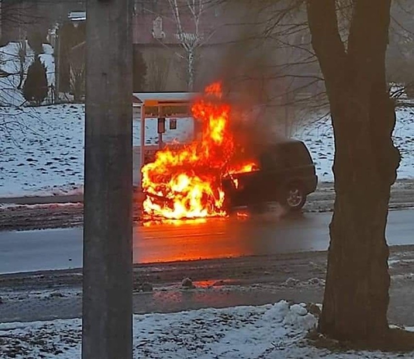 W Żurawicy pod Przemyślem w pobliżu urzędu gminy zapalił się samochód [ZDJĘCIA INTERNAUTKI]