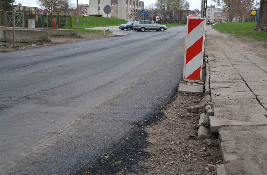 Zniszczony fragment ul. de Gaulle'a w Malborku został pokryty asfaltem, ale nie wszędzie...