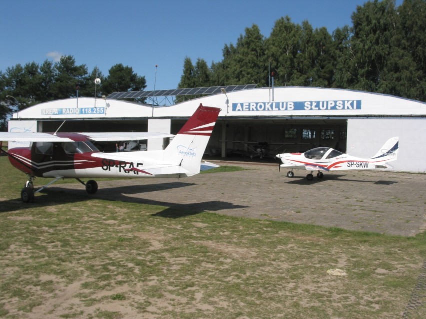 Samoloty przed hangarem Aeroklubu Słupskiego koło Krępy...