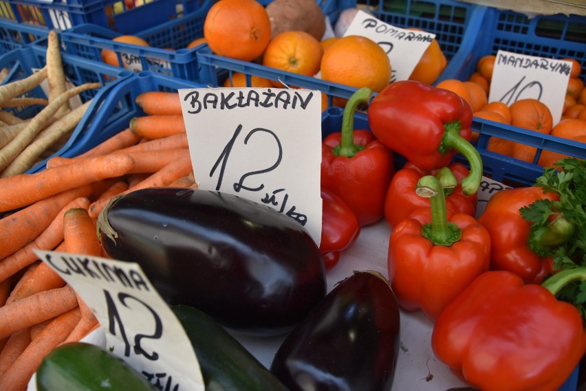 Ile kosztują warzywa i owoce na tarnowskim Burku w czasie epidemii? [AKTUALNE CENY]