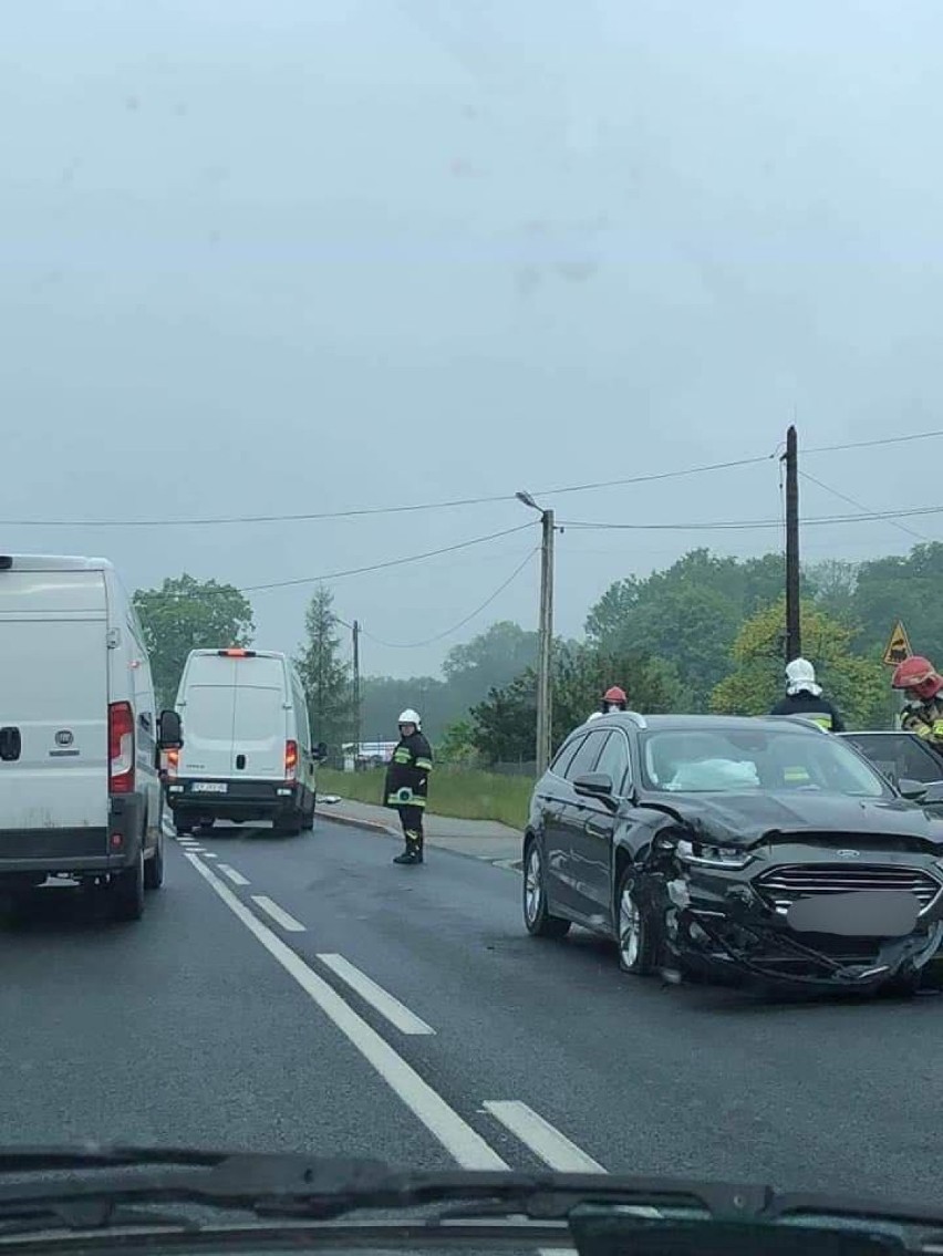 Czołowe zderzenie samochodów na DK 52 w Barwałdzie Górnym. Jedna osoba została ranna 