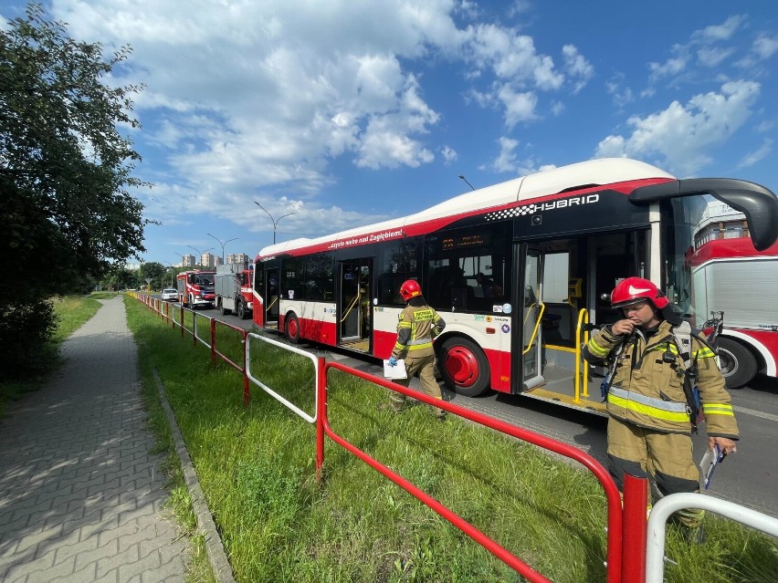 Wypadek autobusu w Będzinie. Uderzył w osobówkę na Małobądzkiej. Czterech pasażerów rannych