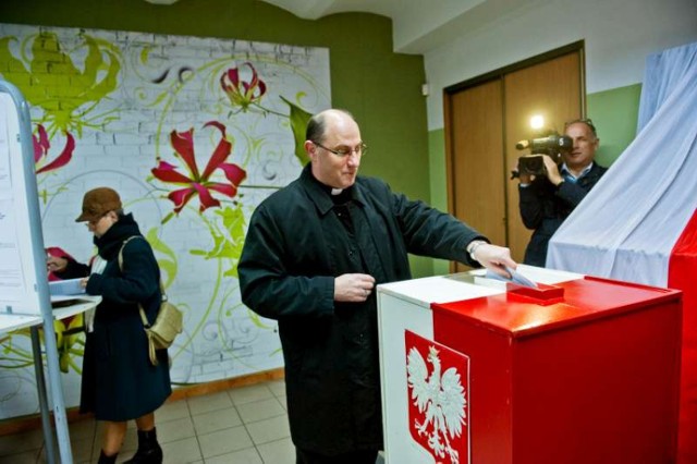 Wybory Samorządowe 2014: Prymas Polski abp Wojciech Polak głosuje w lokalu wyborczym w Gnieźnie