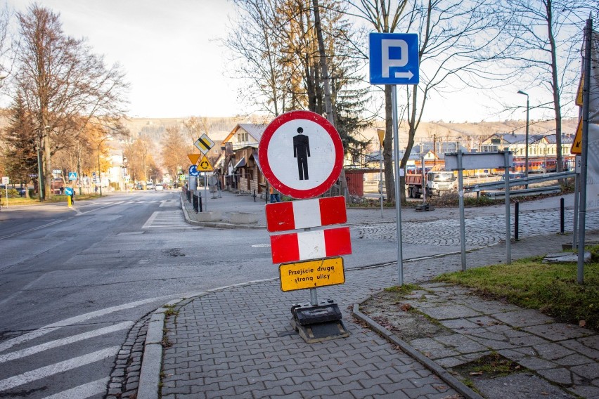 Zakopane. Wycinają drzewa pod budowę parkingu wielopoziomowego przy dworcu 