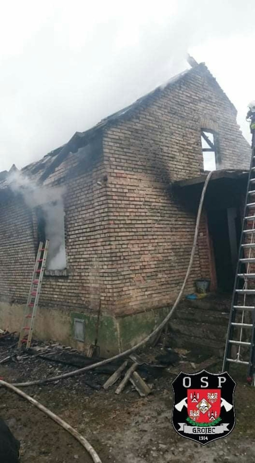 Groźny pożar domu w Kwaczale. Jedna osoba ranna [ZDJĘCIA]