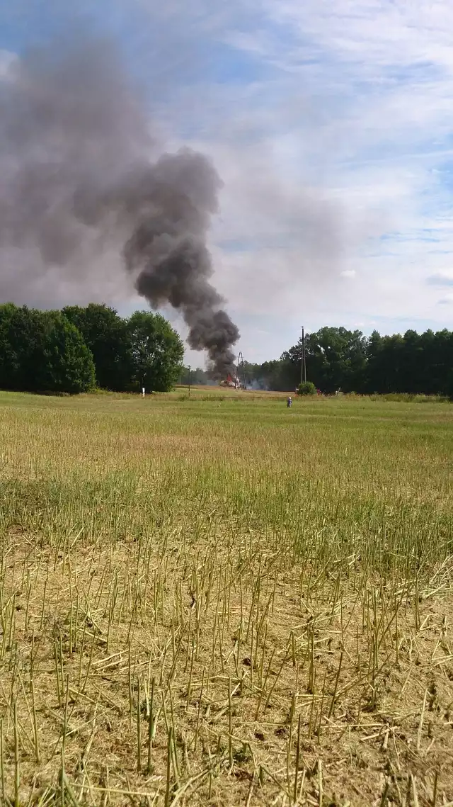 Kombajn zapalił się podczas pracy w polu