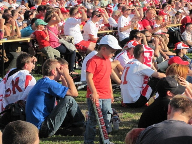 Tak myszkowianie wspierali biało-czerwonych podczas Euro 2012

Zobacz kolejne zdjęcia. Przesuwaj zdjęcia w prawo - naciśnij strzałkę lub przycisk NASTĘPNE