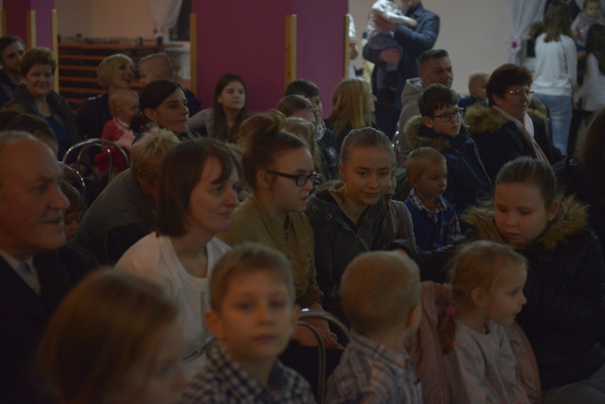 Kilkadziesiąt osób wzięło udział w zabawie choinkowej, którą...