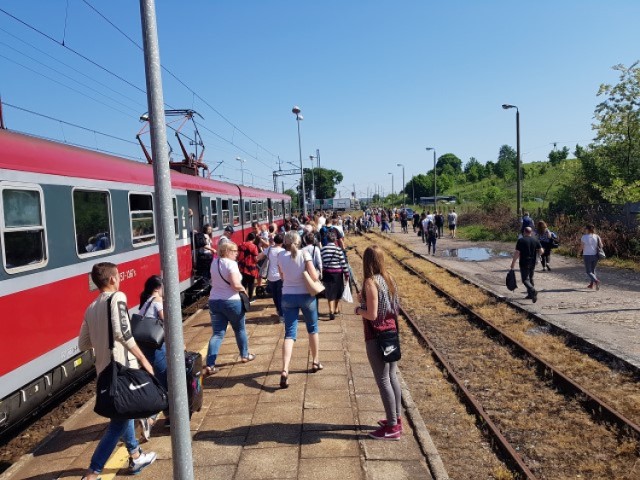 Przesiadka z pociągu na autobusy w Gościcinie