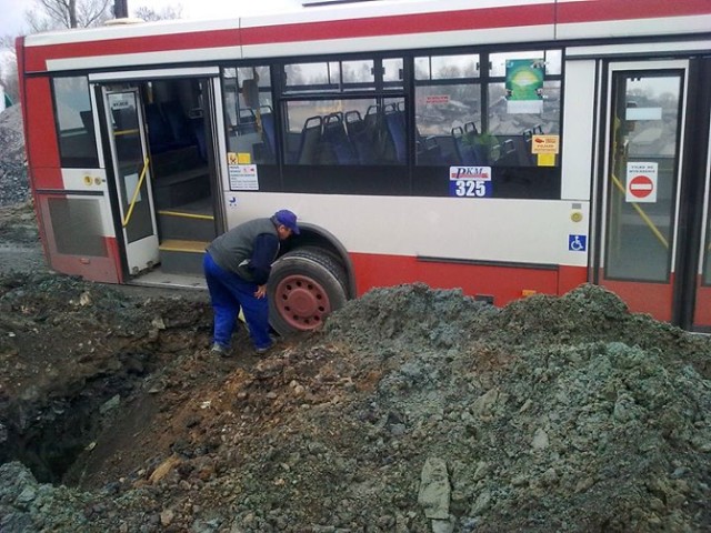 Pod autobusem linii 28 zapadła się po prostu jezdnia