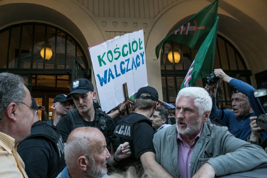Protestująca, pani Anna z Krakowa, kontrowała: - W kraju...