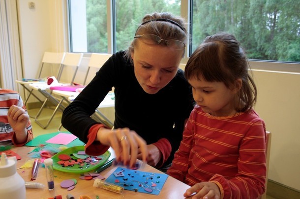 Jeśli wolicie imprezy plenerowe, to wybierzcie się do Szpitala św. Zofii przy Żelaznej  na piknik "Żelazna Mama".  
W planach spotkania zarówno dla kobiet w ciąży, jak i dla mam z maluchami. Będą konsultacje medyczne i kosmetyczne, zajęcia jogi, będzie można wziąć udział z sesji fotograficznej czy warsztatach z chustonoszenia. Dla dzieci nie zabraknie zajęć plastycznych, zabaw językowych i robótek ręcznych. Impreza potrwa od godz. 10 do 16.  

KONKURS: Dzień Matki: wygraj kosmetyki KOBO dla mamy!