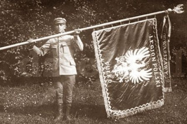 Sztandar dla legion&oacute;w był uosobieniem patriotyzmu. 
Ze zbior&oacute;w autora