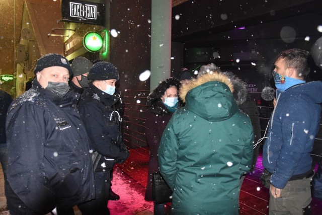 Face 2 Face w Rybniku czynne. Przed klubem tłum. Interweniował sanepid z policją