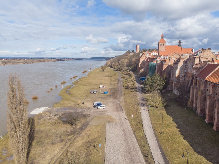 Wisła zalała błonia w Grudziądzu, ale już powoli opada