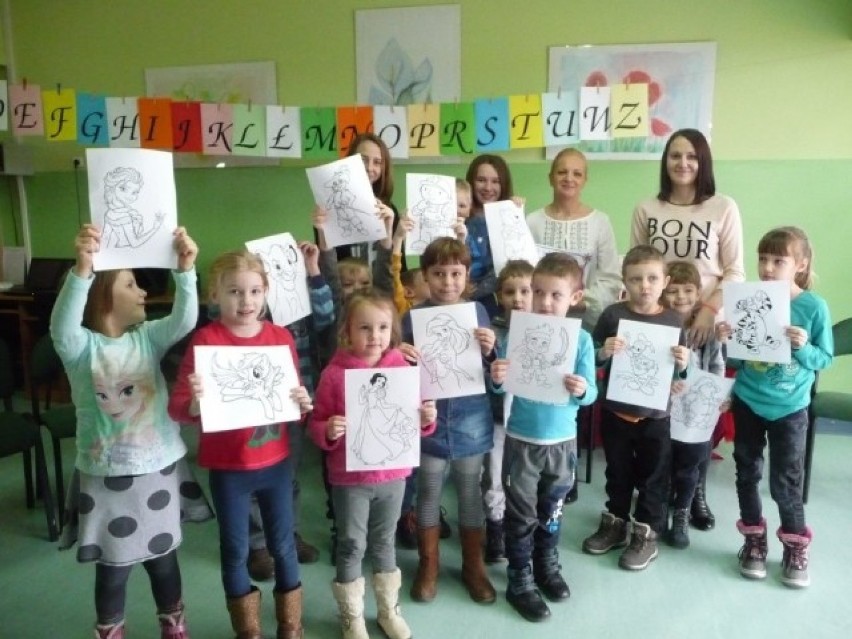Uczniowie szkoły podstawowej i przedszkolak w Osięcinach...