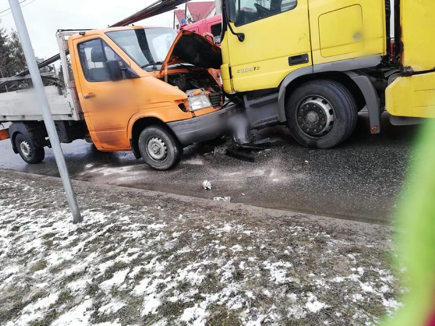 Mszana Dolna. Zderzenie z udziałem trzech aut. Są poszkodowani  