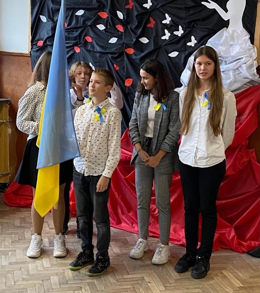 Radosne Narodowe Święto Niepodległości w kazimierskiej „trójce”.  Swoją pieśń zaśpiewały również dzieci ukraińskie. Zobaczcie zdjęcia