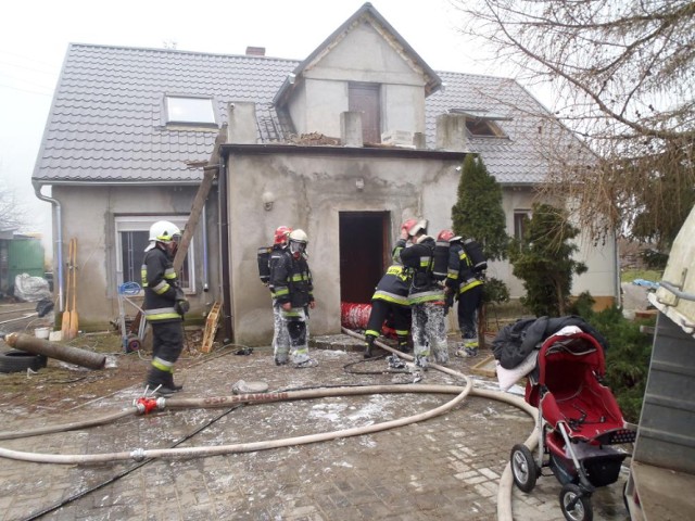 Pożar w Szamotach. Paliła się piwnica w domu jednorodzinnym [FOTO]