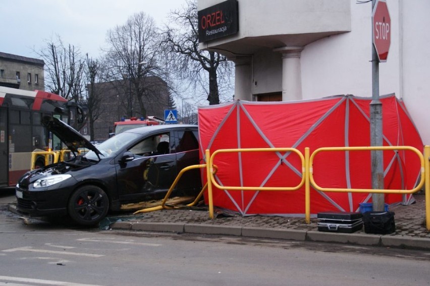 Wypadek w Piekarach Śląskich. Samochód osobowy uderzył w autobus i potrącił mężczyznę na chodniku. Zginął pieszy ZDJĘCIA