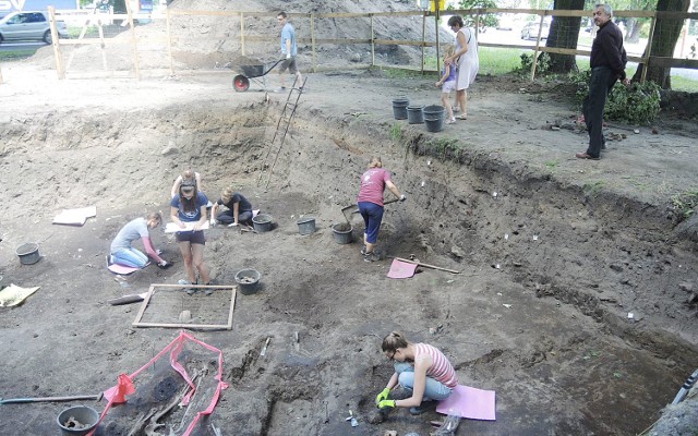 Archeolodzy pracują w rejonie ulic Skłodowskiej-Curie, Gdańskiej i Światopełka. Na zdjęciu u góry Oliwia z dziadkami.