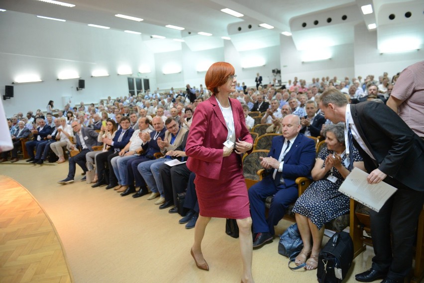 Minister Elżbieta Rafalska sięga i po kostiumy, i po sukienki, i spodnie. Lubi oryginalną biżuterię.