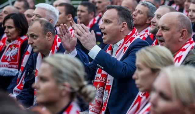 Prezydent kocha sport. Na zdj. Mecz Polska - Kolumbia. Prezydent Andrzej Duda kibicował Polakom na pokładzie ORP gen. K. Pułaski w Gdyni