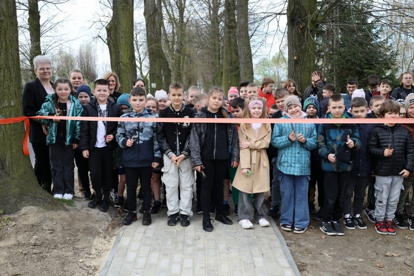 Doczekali się nowego chodnika do szkoły w Lenartowicach pod...