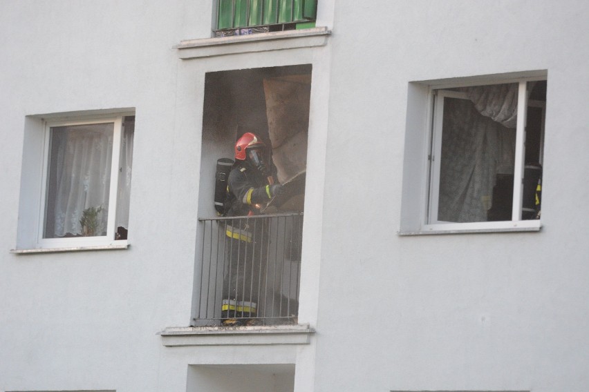 Pożar w bloku przy ul. Smoleńskiego. 10 tys. zł. strat [wideo, zdjęcia]