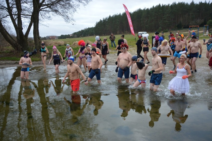 Jezioro Lubowidz. Kto rozpocznie w niedzielę sezon zimnych kąpieli z lęborskimi morsami?