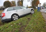 Zagruszany: Na DK 19 Audi wjechało do rowu. Wyciągnął je traktor (zdjęcia, wideo)