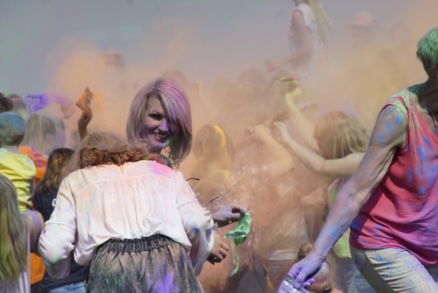 Imprezy inspirowane holi, czyli hinduskim świętem radości, którego charakterystycznym elementem jest obsypywanie się kolorowym proszkiem, zyskują coraz popularność także w Polsce. W niedzielę Festiwal Kolorów zawitał na poznańską Maltę. Zobaczcie, co się tam działo.

Zobacz kolejne zdjęcie --------->