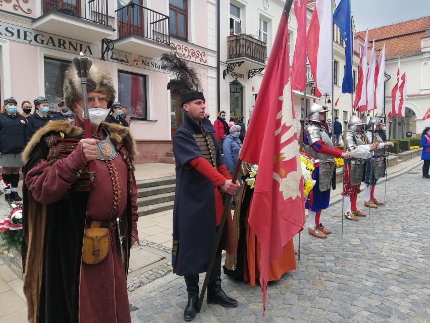 Narodowe Święto Konstytucji 3 Maja w Sandomierzu. Obchody przed Ratuszem z występem szkolnego chóru "KOŚCIUSZKO". VIDEO, ZDJĘCIA
