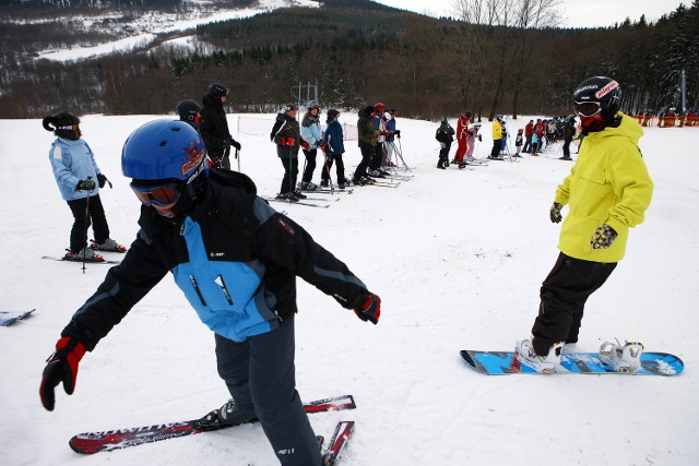 Narciarze i snowboardziści do 15 roku życia mają obowiązek jazdy w kasku