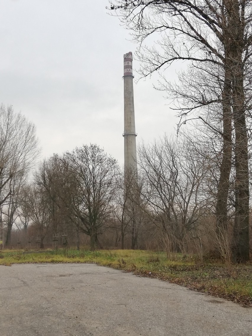 Wyburzony został komin Wistomu w Tomaszowie Maz. [ZDJĘCIA, FILM]