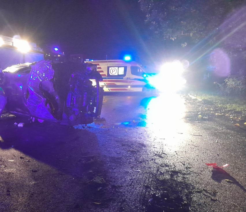Wypadek na DK 91 w Siewierzu. Dachował samochód osobowy, dwie osoby trafiły do szpitala