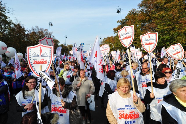 Protest nauczycieli, Warszawa. Żadają podwyżek i zahamowania prywatyzacji szkół [ZDJĘCIA]