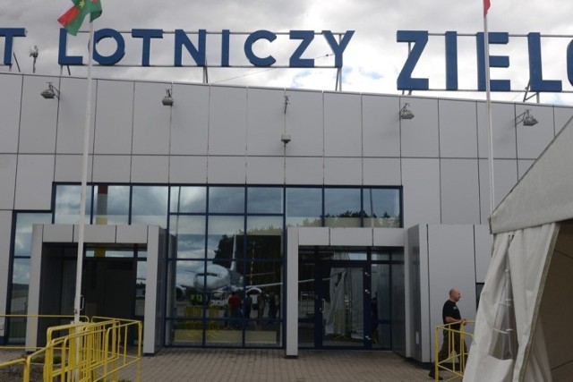 Lotnisko oferuje regularne połączenie z Warszawą
