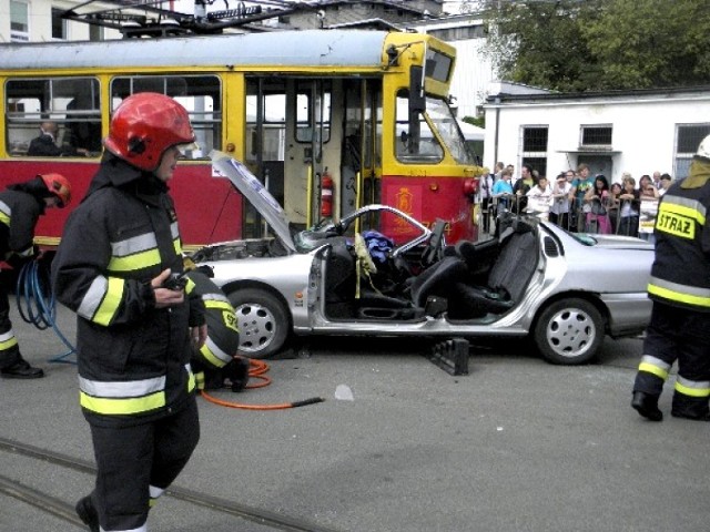 Tramwaj zmiażdżył samochód- Crashtest na Woli przeprowadzony