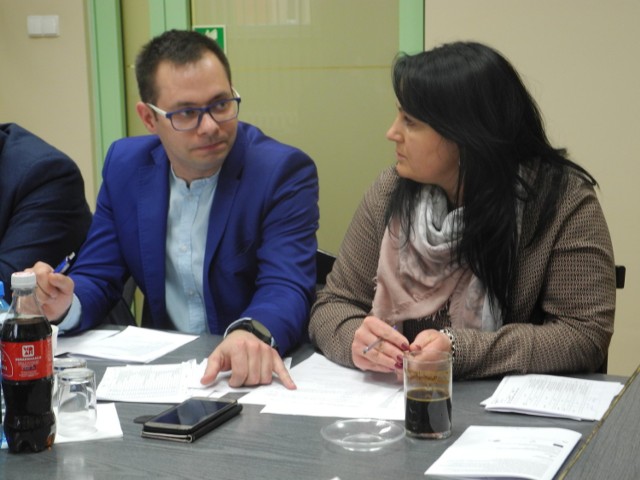 Z prawej Sylwia Więcek, przewodnicząca komisji gospodarki mienia komunalnego i budżetu, obok Mateusz Jarosz, członek komisji.